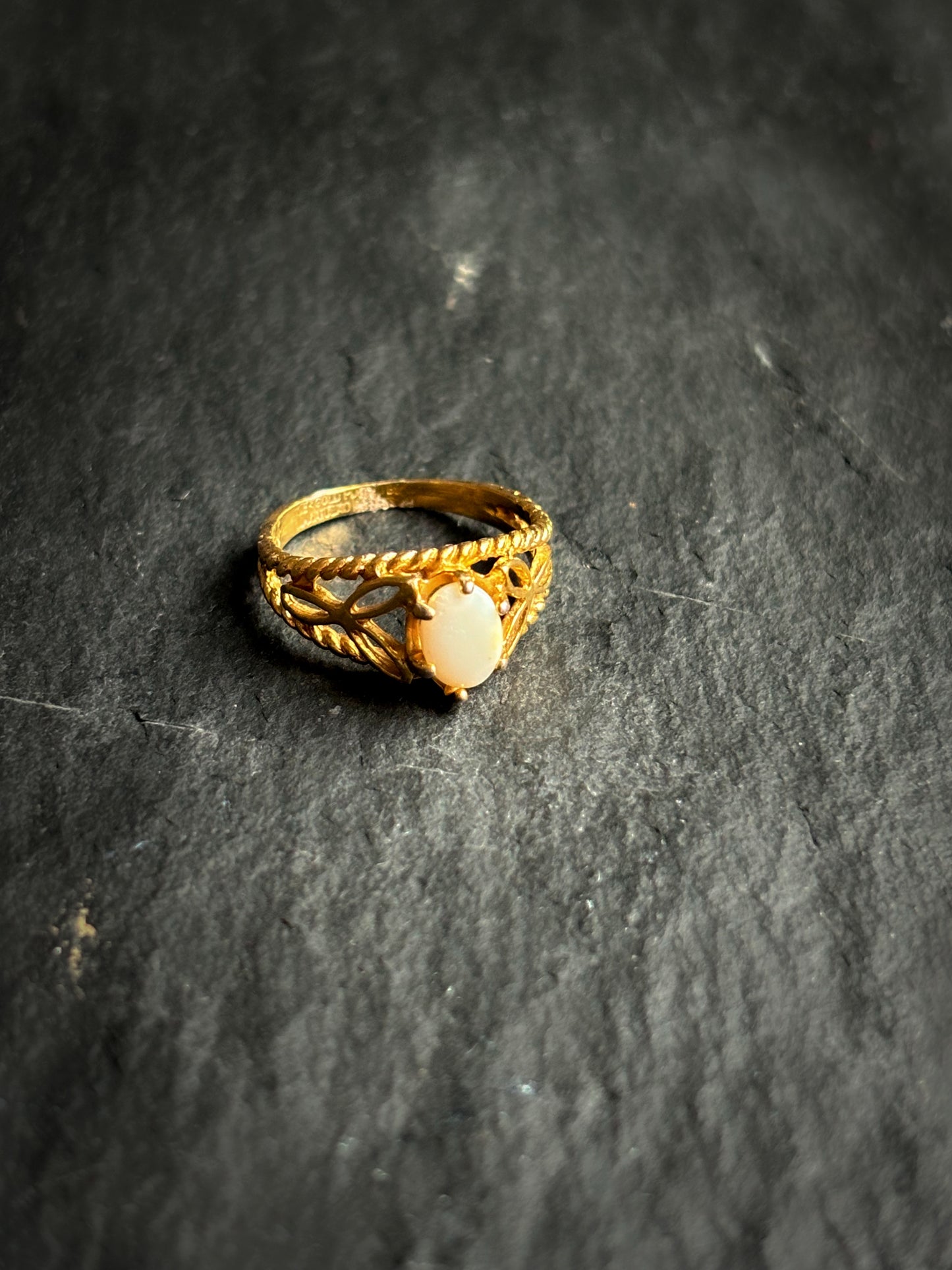 White and Gold Vintage ring, Size 6