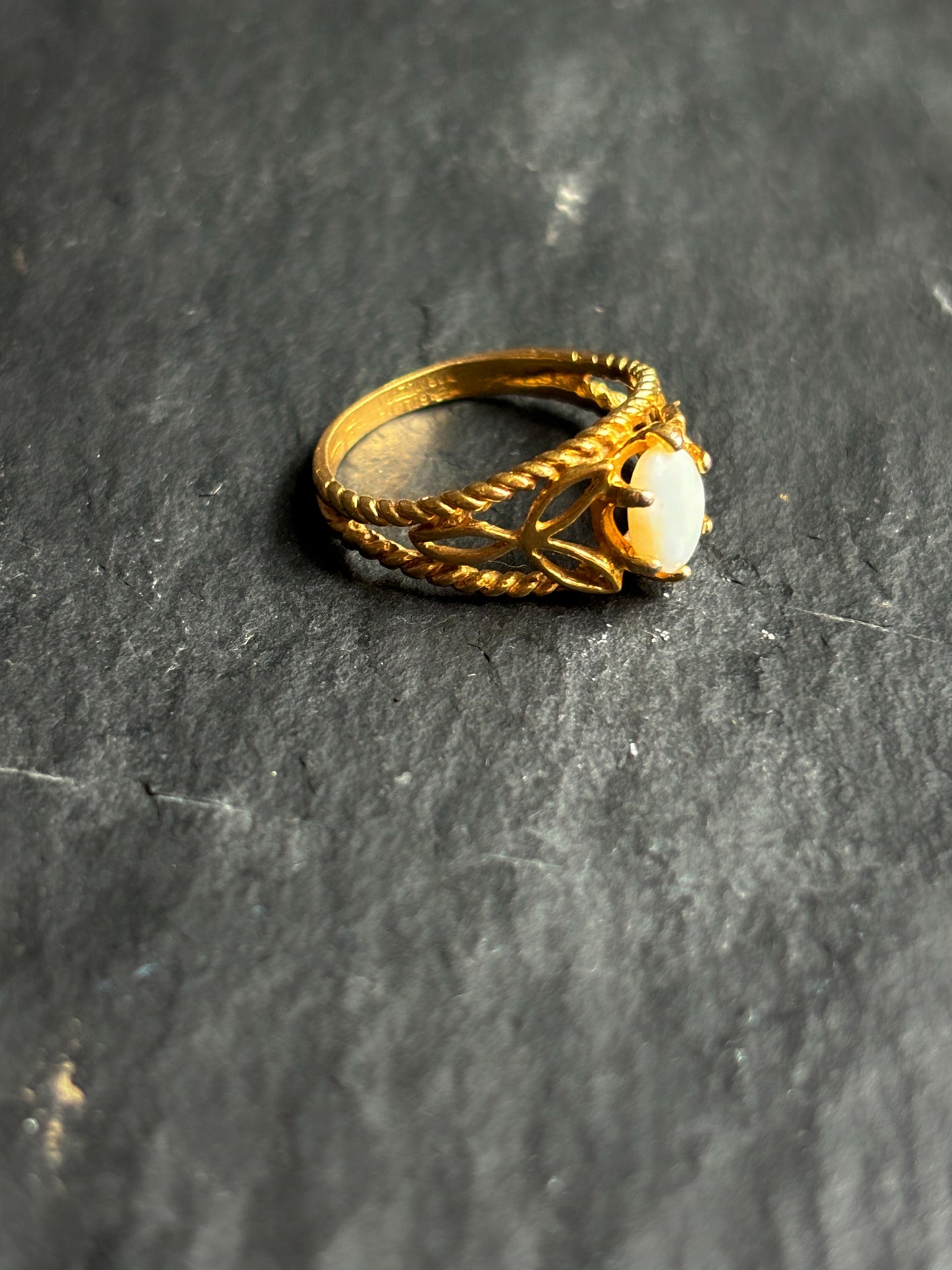 White and Gold Vintage ring, Size 6